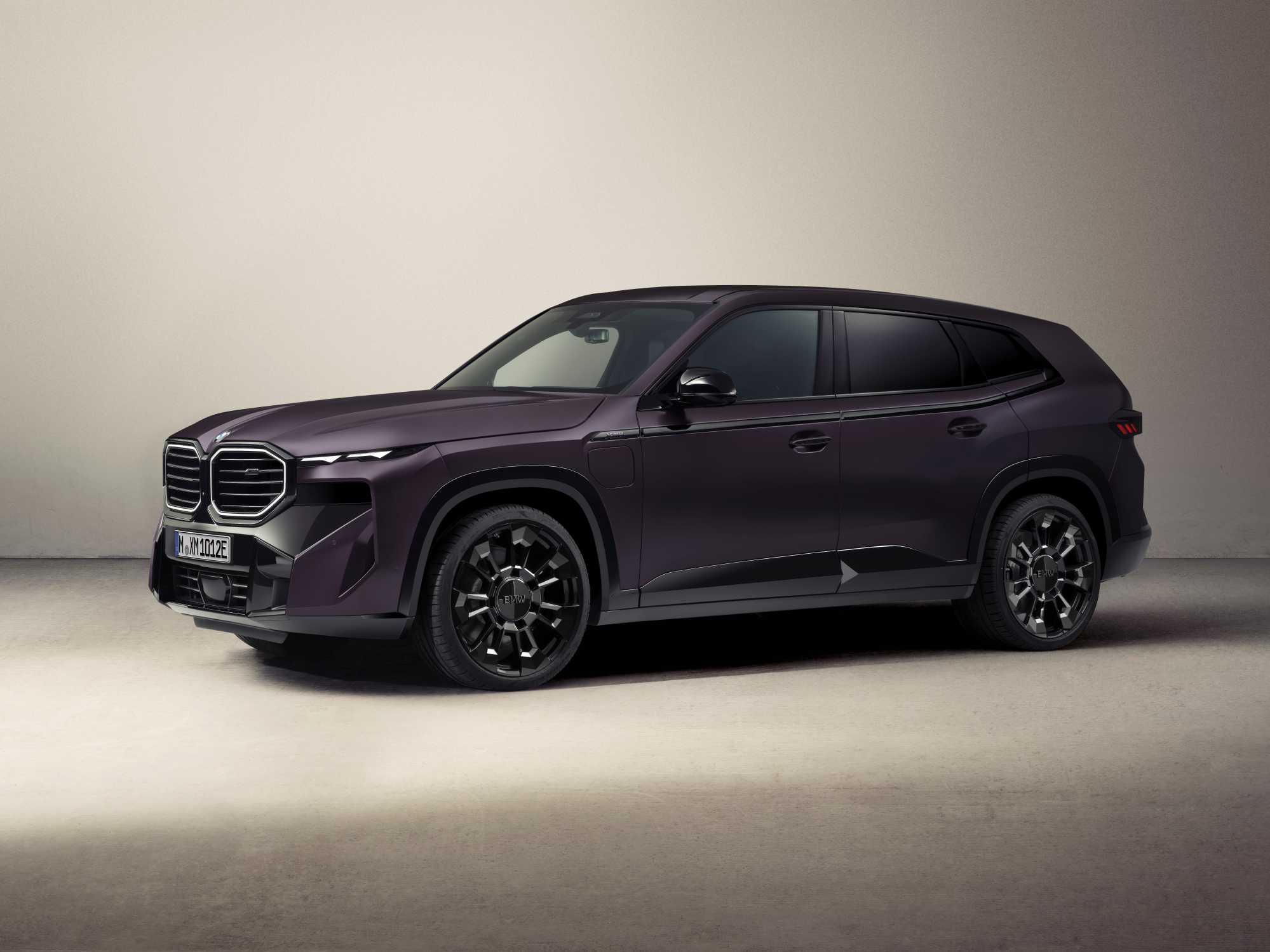 BMW and Kith continue their cooperation and present the BMW XM in an exclusive edition.